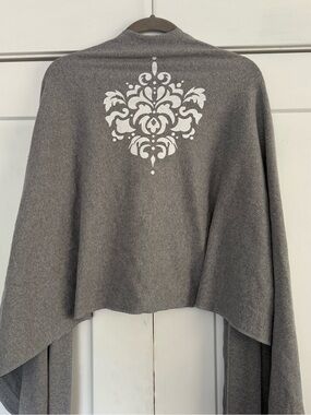 Moby Wrap: Heather gray with white detail
